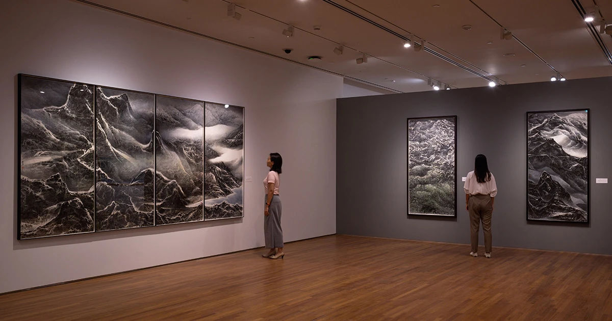 劉國松作品展覽畫面｜來源：新加坡國家美術館（官方展覽頁）