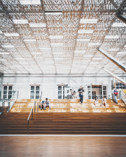 National Gallery Singapore🏛️ 新加坡國家美術館 喜愛建築攝影的朋友一定要珍藏起來~不需購買門票電梯直上4樓即可輕鬆出片！在內部欣賞建築光影的變化相當療癒~ Canon Eosr6 + RF15-35mmF2.8 #新加坡 攝影分享