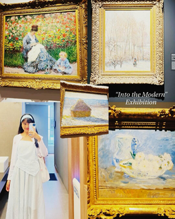 I drew my default blue outfit as an illustrator—the outfit I wore when visiting the exhibition "Into the Modern" at National Gallery, Singapore 🇸🇬🥹🩵 ปีใหม่นี่เราลองวาดตัวเองอีกครั้ง!🤣🩵 สำหรับใครที่ชอบงาน Impressionist แบบเรา อยากให้ไปชมนิทรรศการนี้ที่ National Gallery Singapore รวมผลงานล้ำค่ามากที่สุดในเอเชีย จาก Monet, Cezanne, Morisot, Pissarro คุ้มมากๆ!🥹💕 วันนั้นใส่เดรสยาวสีฟ้า เพิ่มคาร์ดิแกน เพราะแอร์หนาวมากค่ะ☺️☃️ตอนนั้นเท้าเจ็บ นั่งดูไม่เห็นรายละเอียด ไม่ฟิน ต้องฝืนฮึบๆยืนดู🥹 โซนสุดท้ายของ Monet เราประทับใจมาก มีกรอบเฉพาะด้วย ชอบมากเลยทุกคน🫶🏻✨ ราคาเข้าชมนิทรรศการตอนนี้ลด25%ในเว็บน้า 🥹✨เป็นอีกหนึ่งแกลเลอรี่ที่่เราชอบมากค่ะ🤍ใครมีโอกาสอย่าลืมแวะไปนะคะ! 🖼️Into the Modern | Exhibition ❄️Today - 1 March 2026 🏛️National Gallery, Singapore ✨10:00-18:00