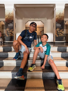 Who says museums are boring? 😎 Brought the fam to National Gallery Singapore and wah… turns out it’s one of the most visited museums in Asia! 🎨 Kids got their fun with interactive art 🏛️ We got our dose of culture & history ☕ Plus chill spaces & makan breaks = everyone happy And best part… admission for locals is free/cheap 💸 so confirm worth it. Family day = success ✅