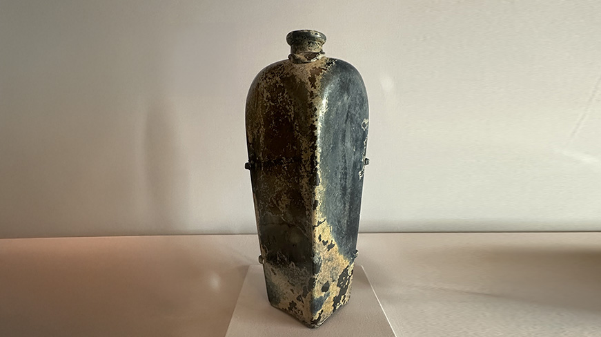 Glass gin case bottle, c. mid 1800s.