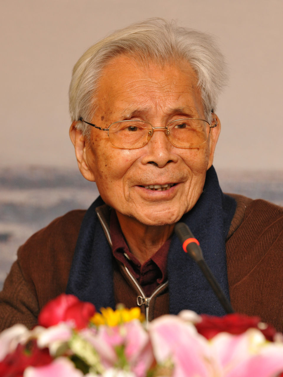 Portrait photograph of Wu Guanzhong at the press conference of his exhibition titled "Wu Guanzhong: Works from his donation to museums"