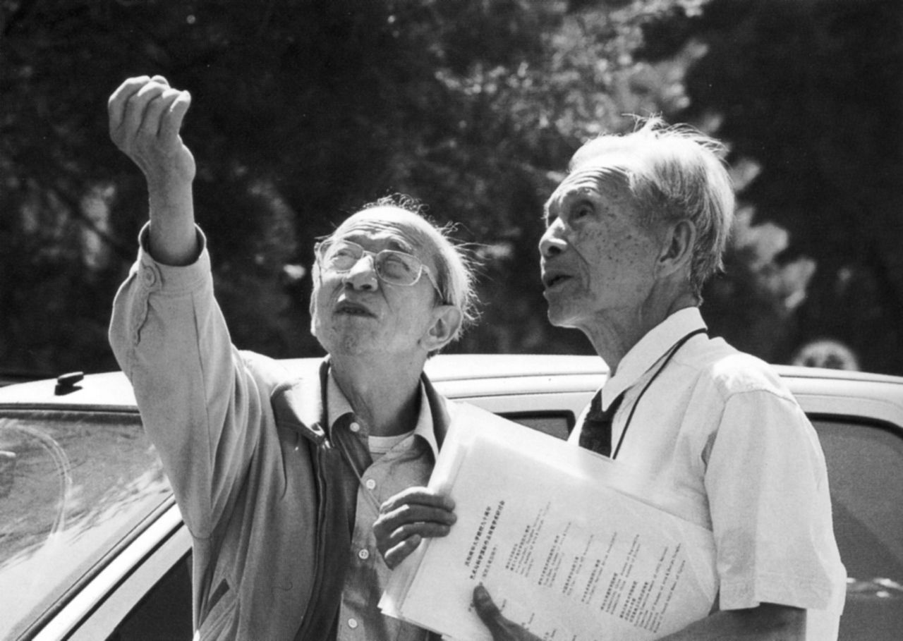 Photograph of Wu Guanzhong and Xiong Bingming at the 2001 Art and Science International Exhibition and Symposium