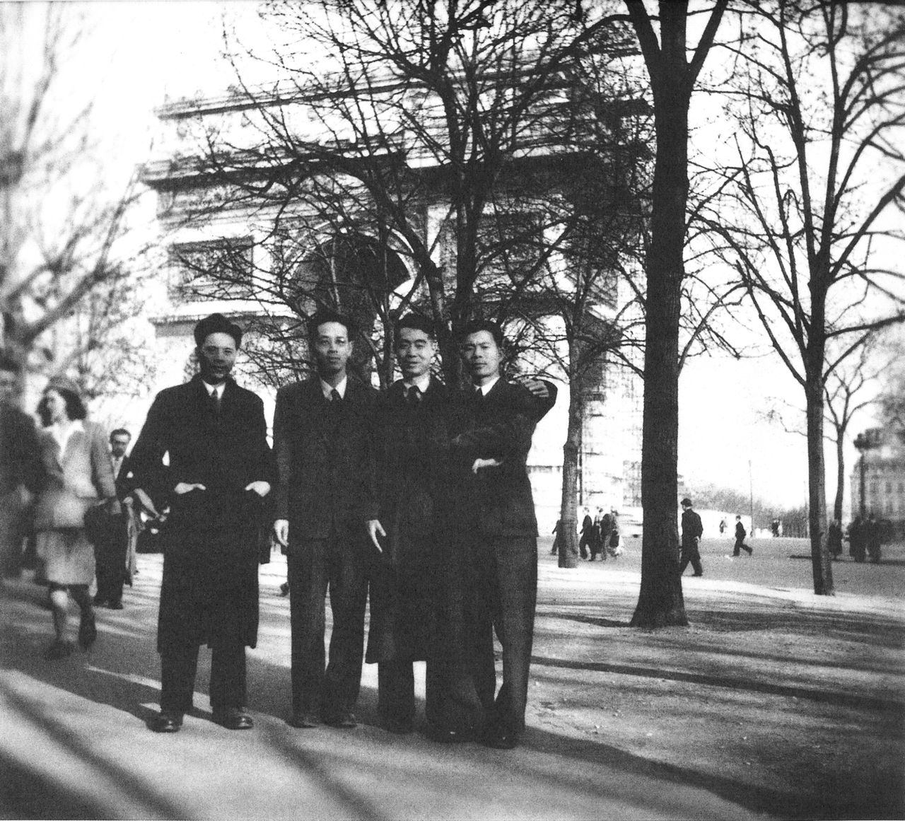 Photograph of Wu Guanzhong and other Chinese students at Arc de Triomphe, Paris