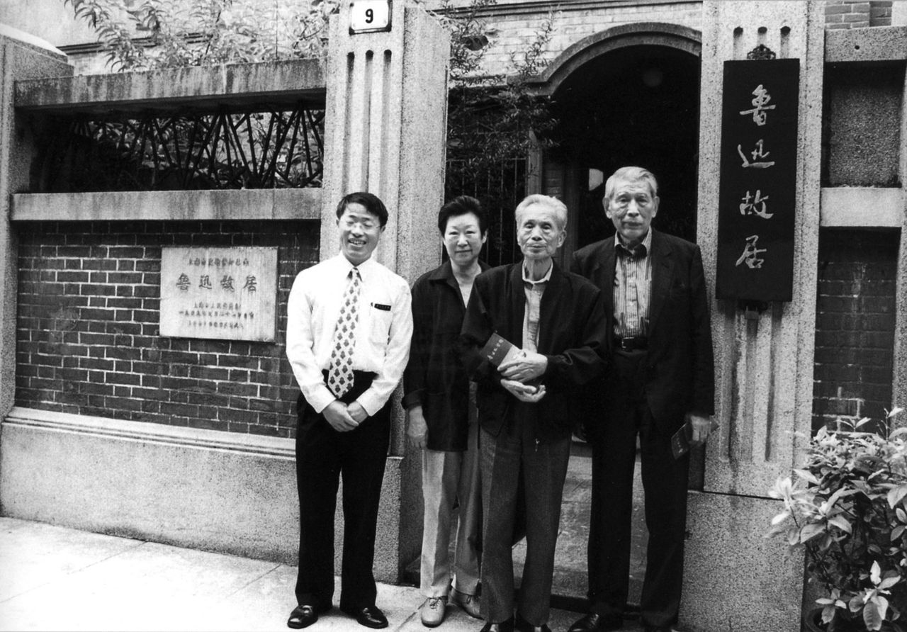 Photograph of Wu Guanzhong and his wife, Zhu Biqin, at the former residence of Lu Xun, Shanghai