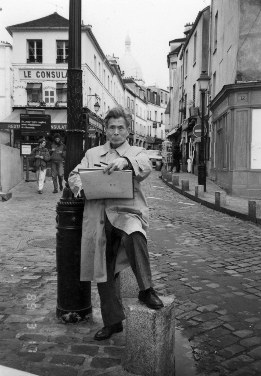 Photograph of Wu Guanzhong sketching at Montmartre, Paris