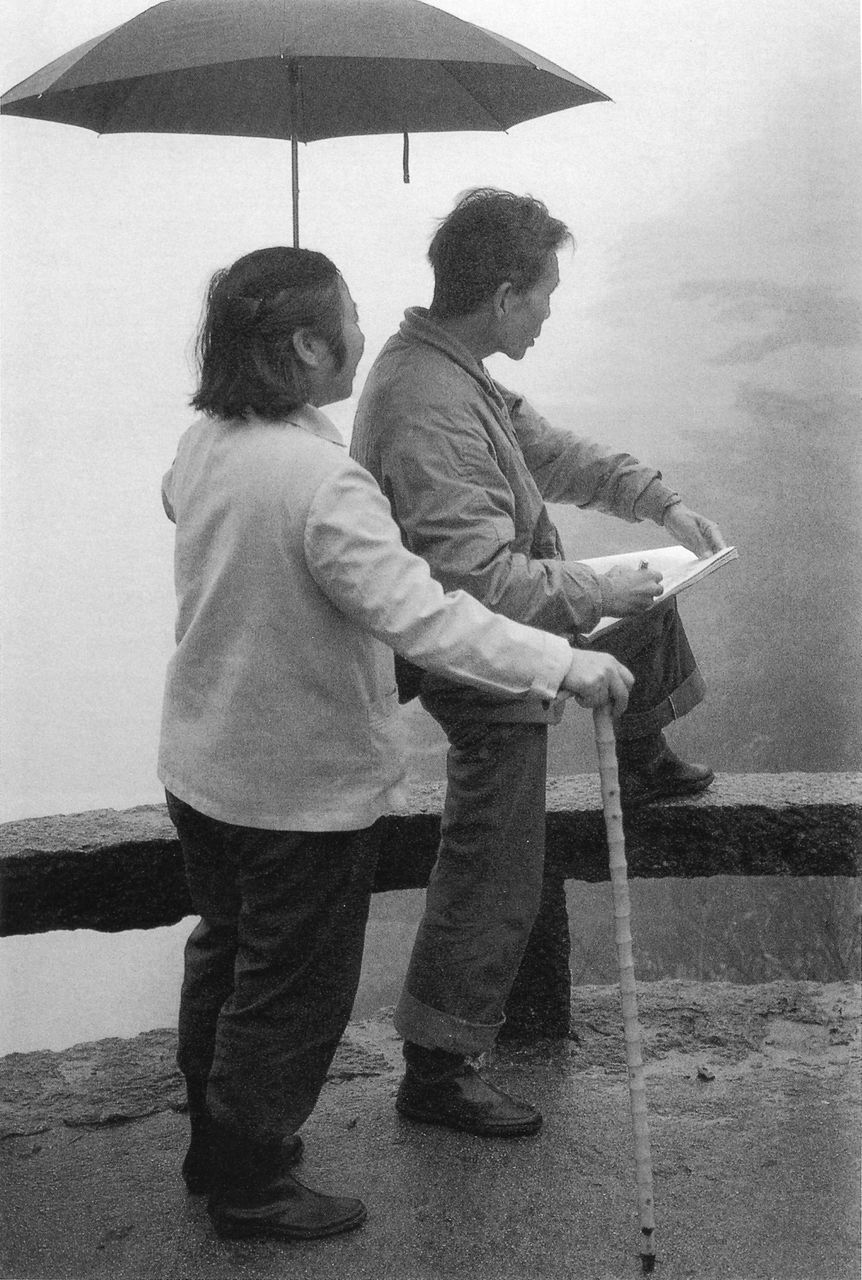 Photograph of Wu Guanzhong sketching at Huangshan, China