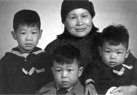 Portrait photograph of Wu Guanzhong's mother and sons, Wu Keyu, Wu Youhong, and Wu Yiding