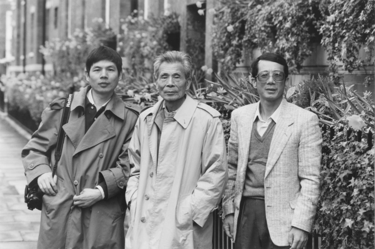 Photograph of Wu Guanzhong with his sons, Wu Keyu and Wu Yiding