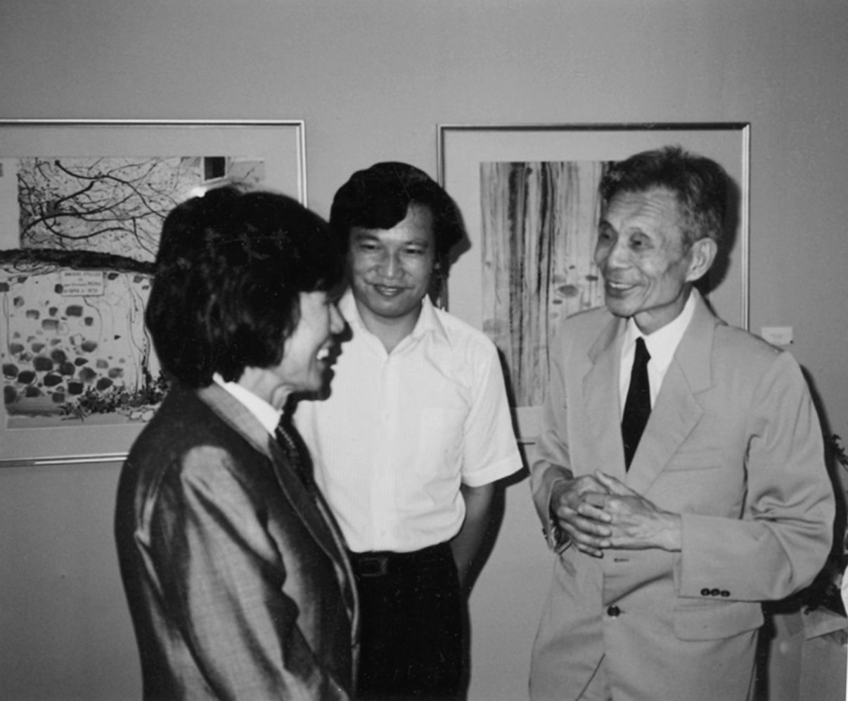 Photograph of Wu Guanzhong in conservation with Matazō Kayama
