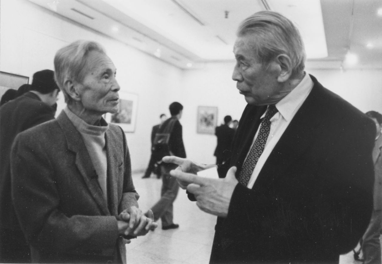 Photograph of Wu Guanzhong in conservation with Chu Teh-Chun