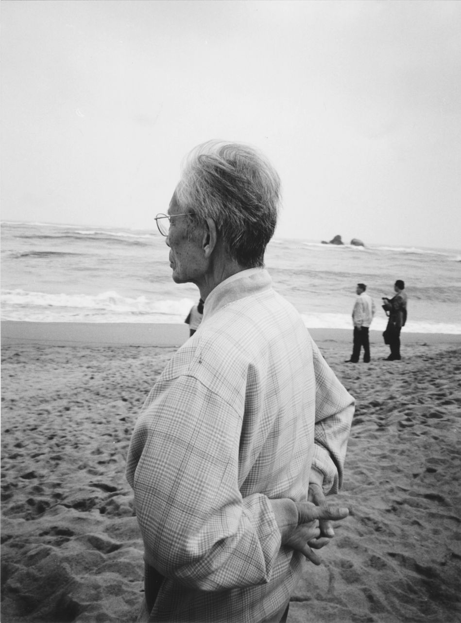 Photograph of Wu Guanzhong at Sanya, Hainan Island