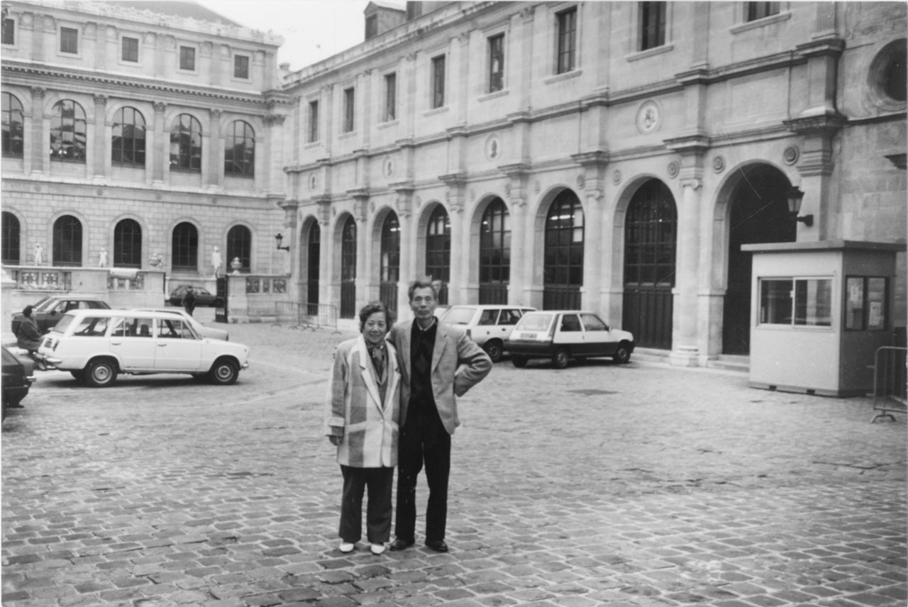 Photograph of Wu Guanzhong and his wife, Zhu Biqin visiting Wu's alma mater, l'École nationale supérieure des Beaux-Arts in Paris