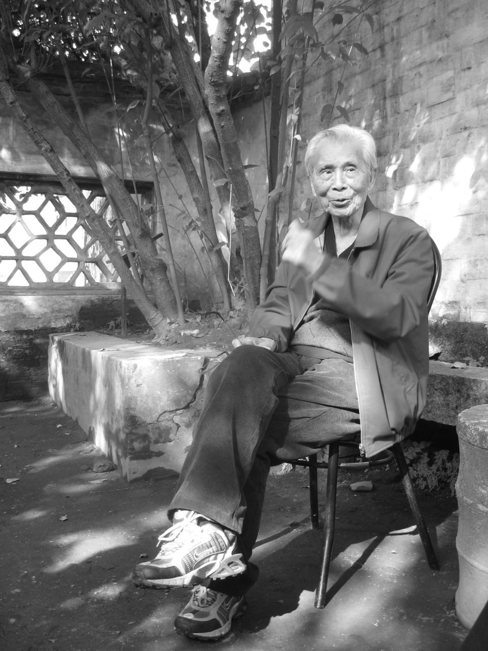 Photograph of Wu Guanzhong at the former residences of Lu Xun, Shanghai