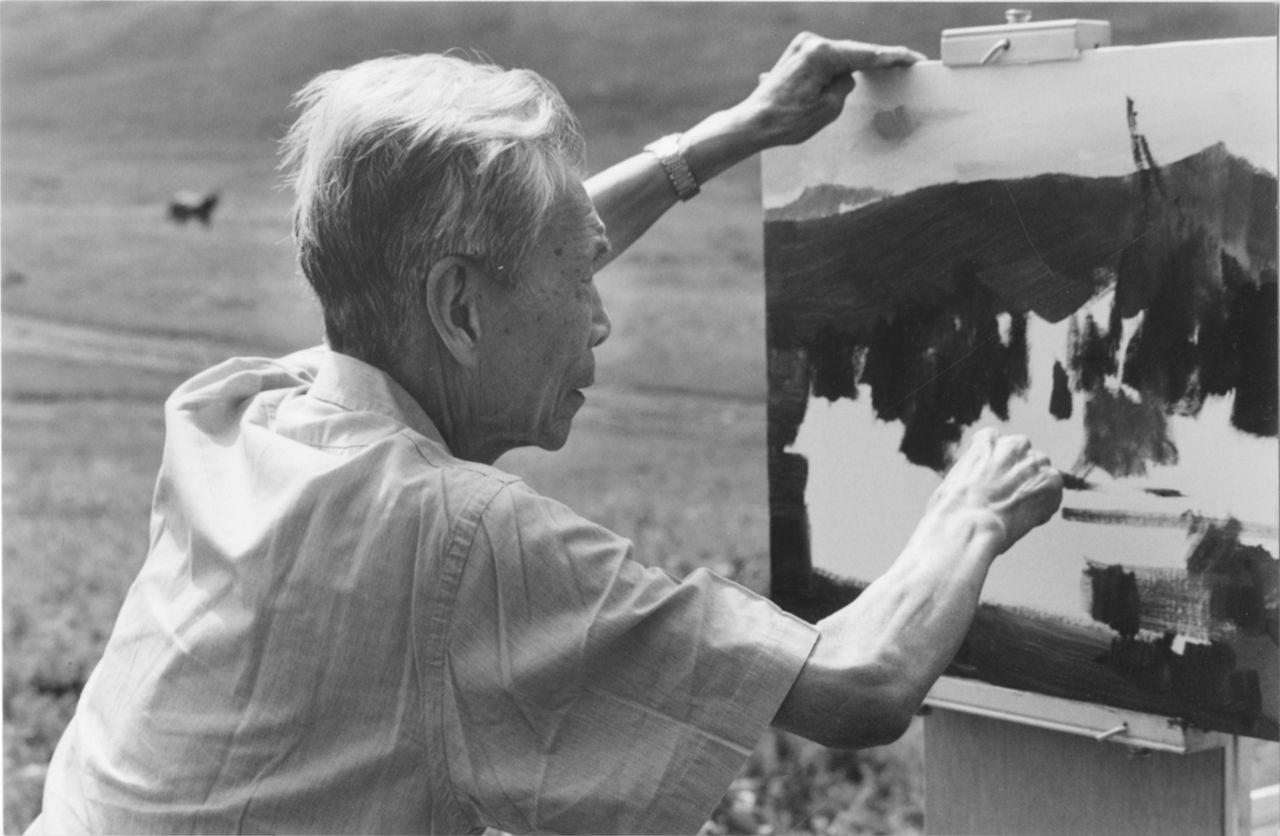 Photograph of Wu Guanzhong sketching at Bashang Grassland, Hebei