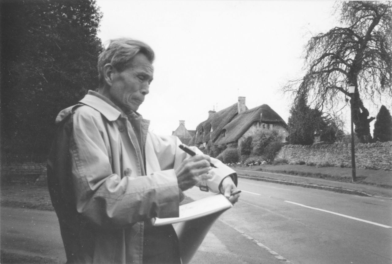 Photograph of Wu Guanzhong sketching in England