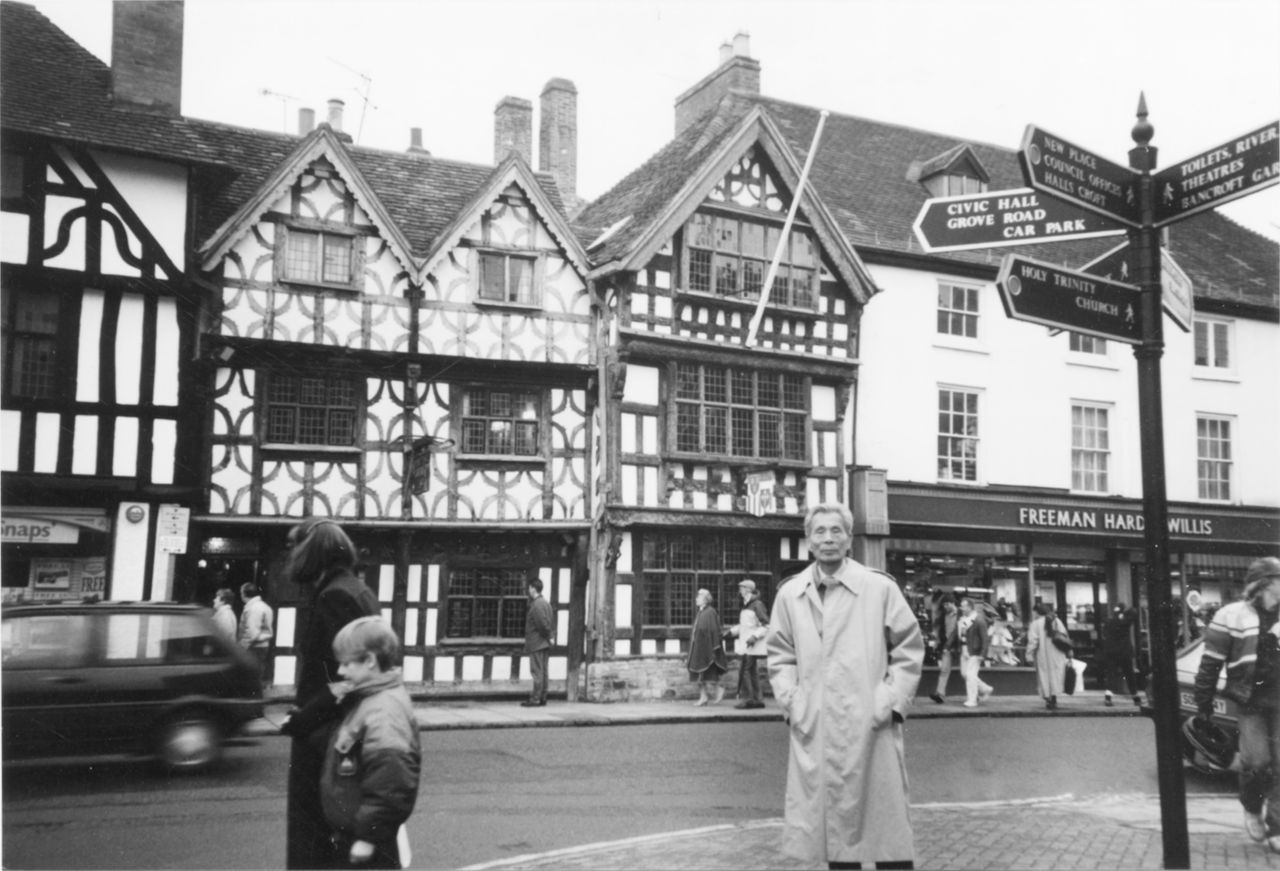 Photograph of Wu Guanzhong at Shakespeare's Birthplace, United Kingdom