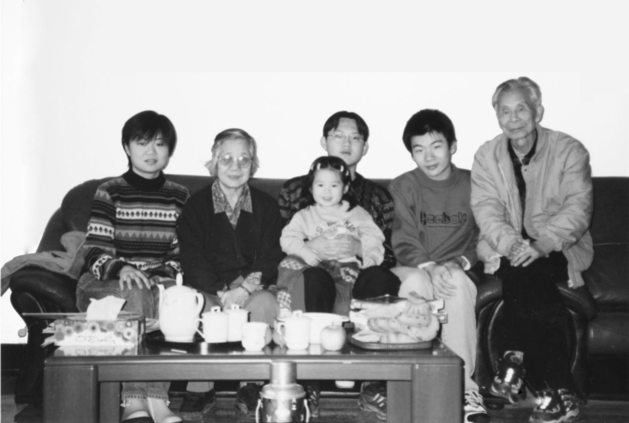 Photograph of Wu Guanzhong, his wife, Zhu Biqin and their grandchildren