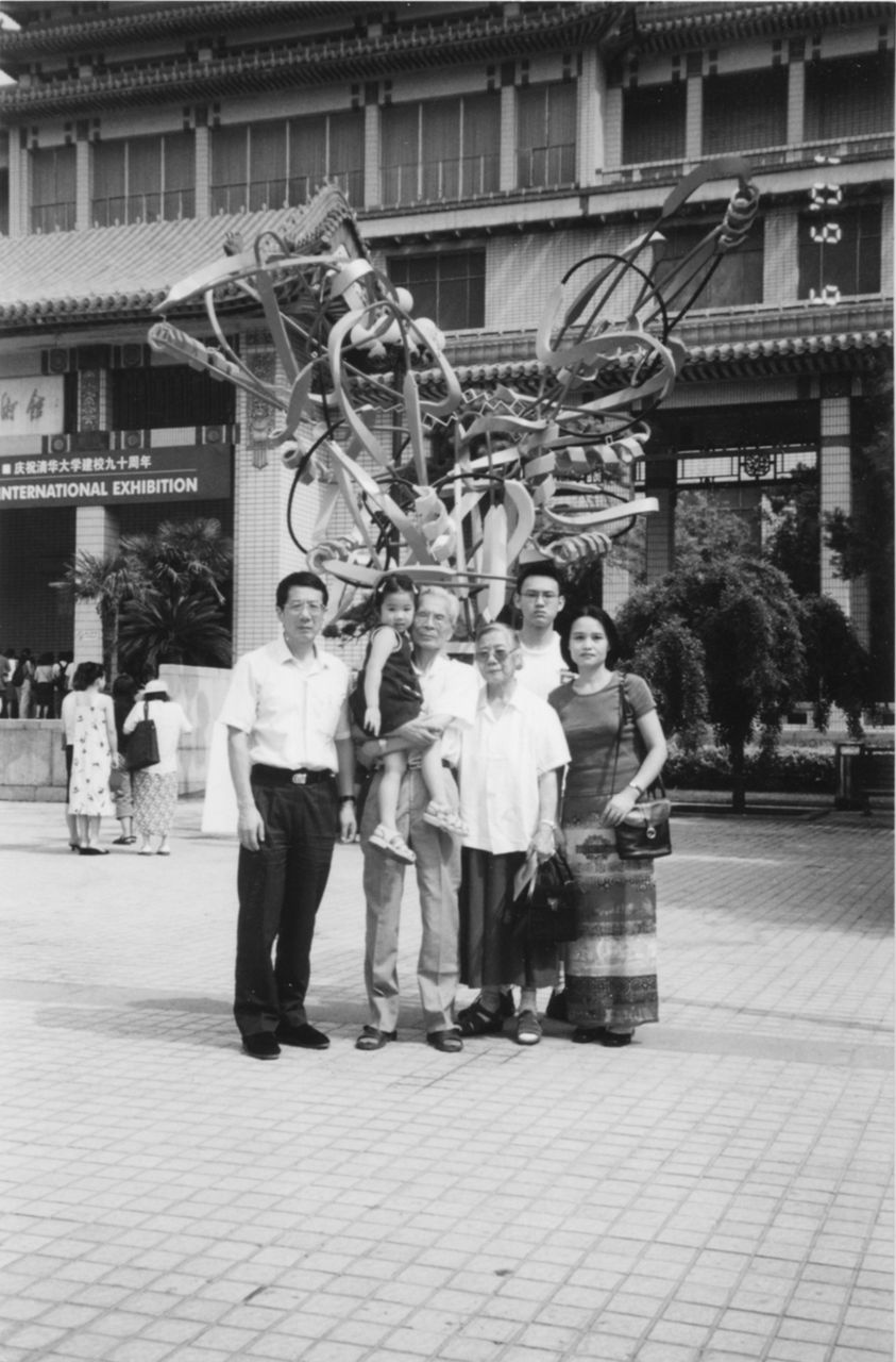 Photograph of Wu Guanzhong, his wife, Zhu Biqing and his son, Wu Keyu at the 2001 Art and Scienc International Exhibition and Symposium