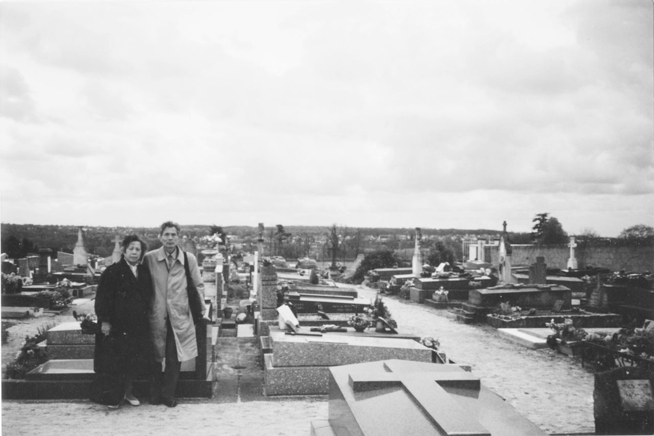 Photograph of Wu Guanzhong and his wife, Zhu Biqin, at the grave of Vincent van Gogh, Auvers-sur-Oise