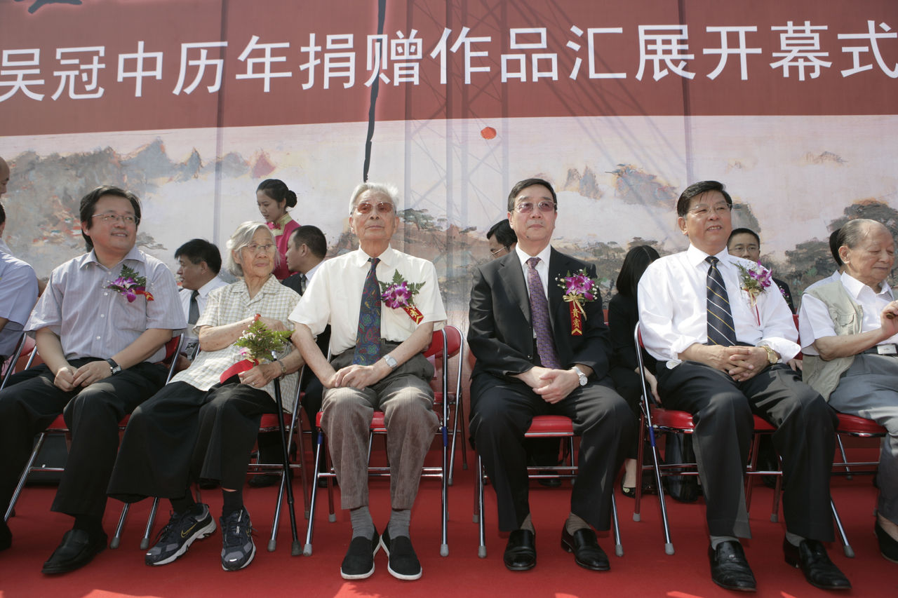 Photograph of Wu Guanzhong and his wife, Zhu Biqin, at the opening ceremony of "吴冠中历年捐赠作品汇展"