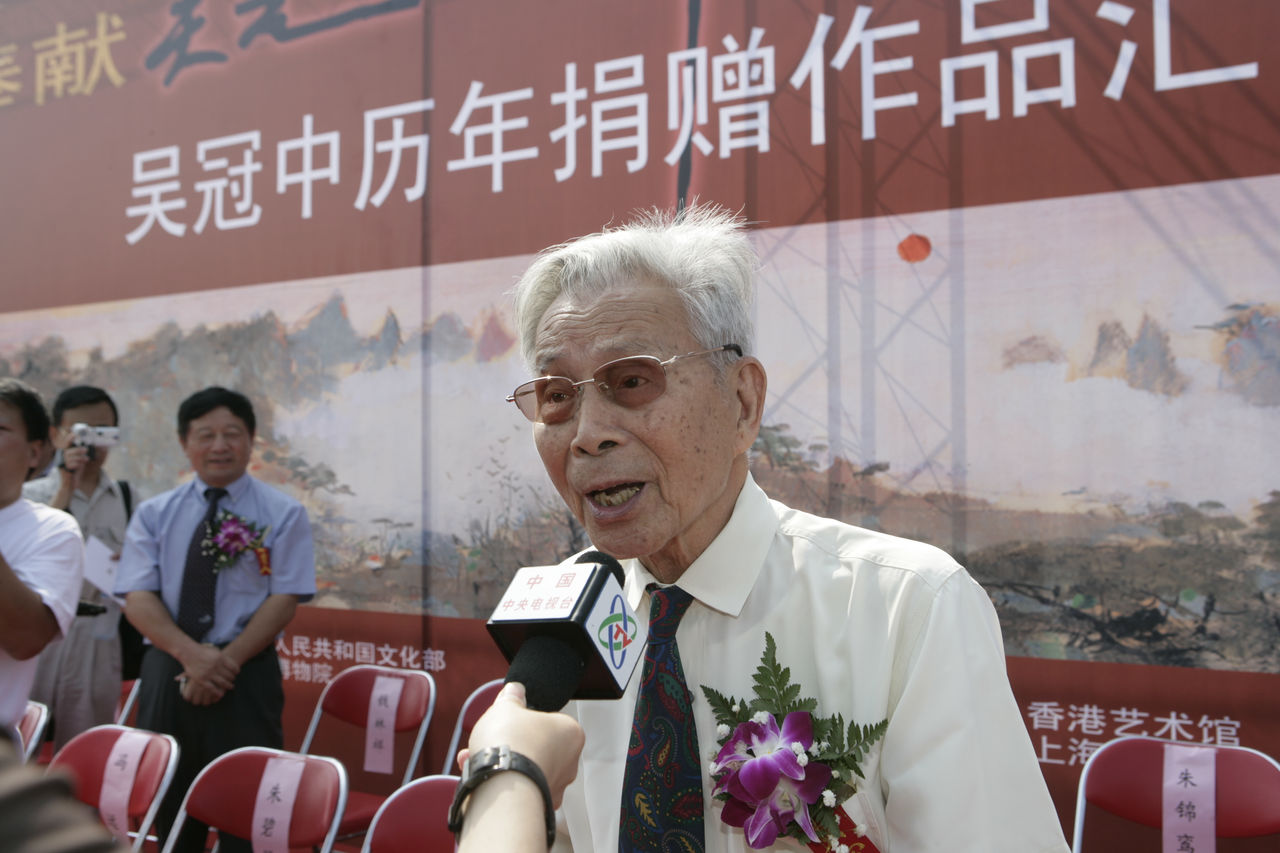 Photograph of Wu Guanzhong and his wife, Zhu Biqin, at the opening ceremony of "吴冠中历年捐赠作品汇展"