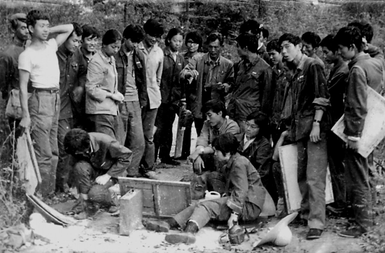 Photograph of Wu Guanzhong sketching with the 1978 class of the Department of Graphic Design at Hebei's Chengde