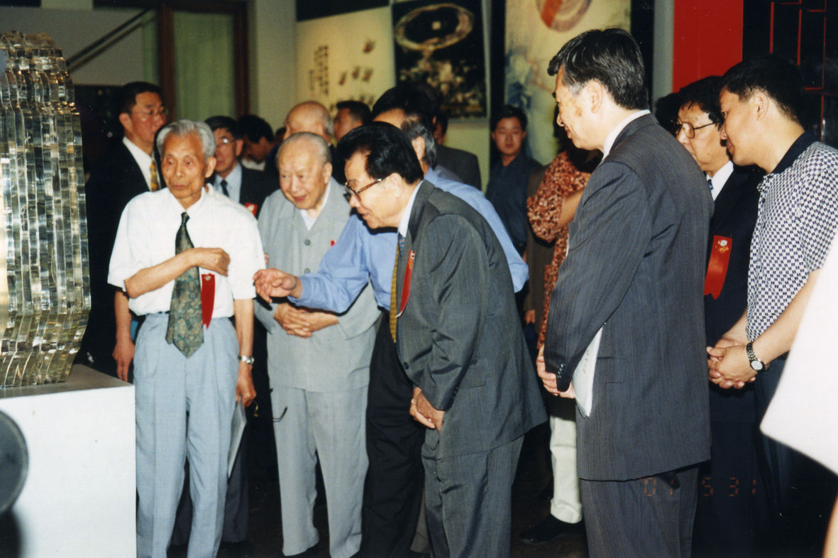 Photograph of Wu Guanzhong at an exhibition opening
