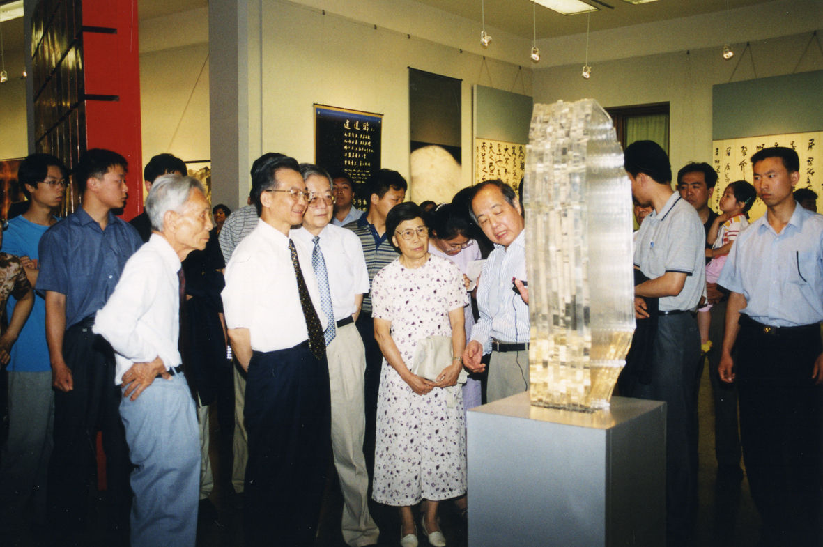 Photograph of Wu Guanzhong at an exhibition opening