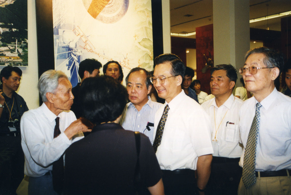Photograph of Wu Guanzhong at an exhibition opening