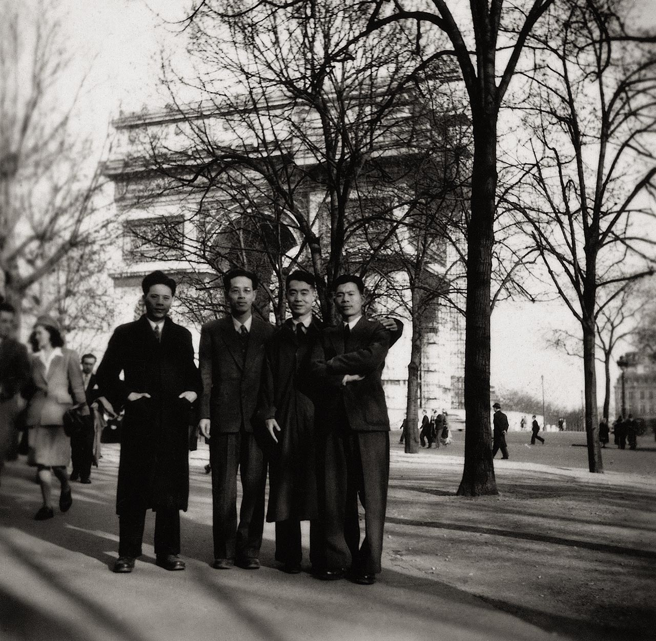 Photograph of Wu Guanzhong and other Chinese students at Arc de Triomphe, Paris