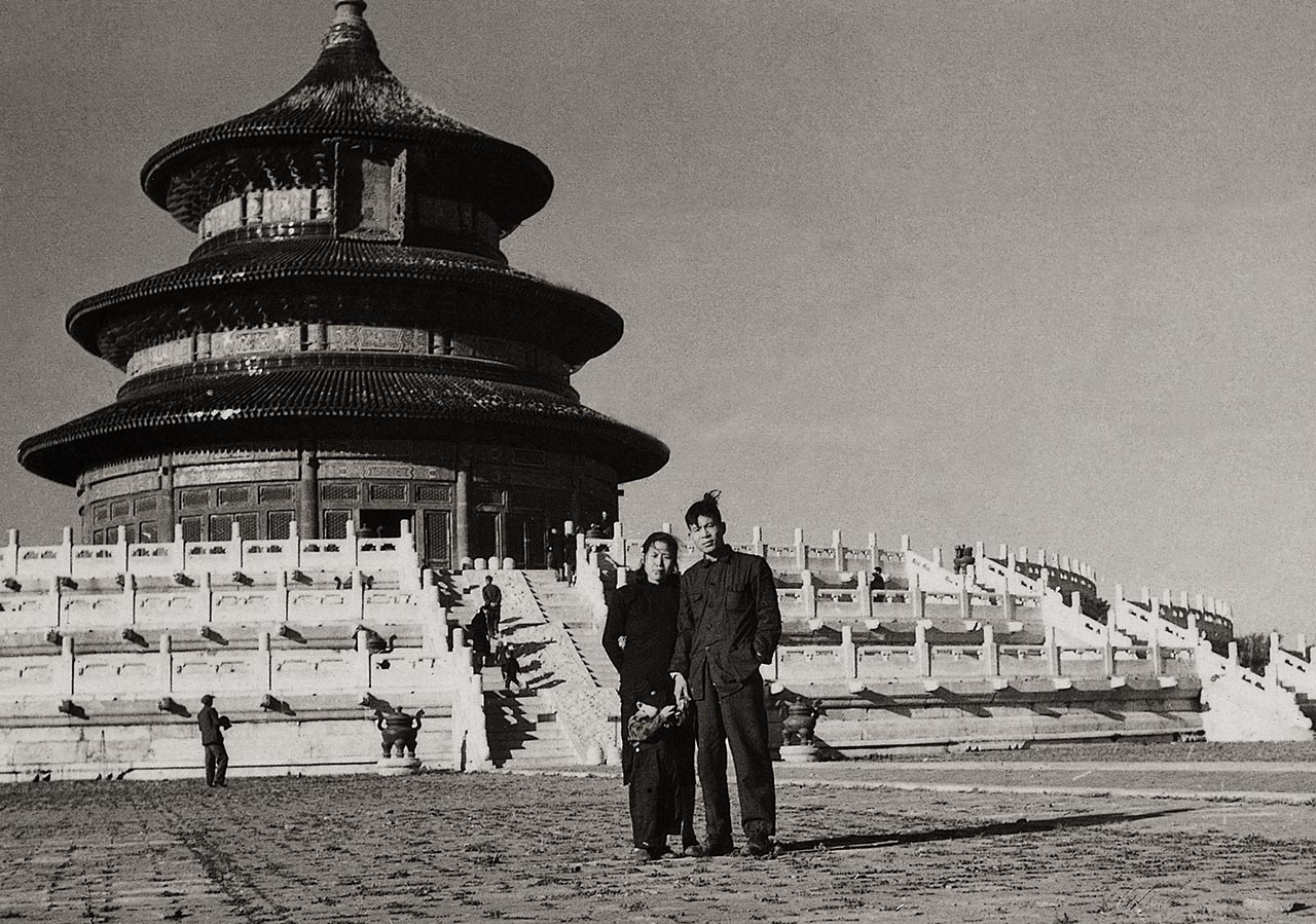 Photograph of Wu Guanzhong's wife, Zhu Biqin and her son, Wu Keyu at the Temple of Heaven, Beijing