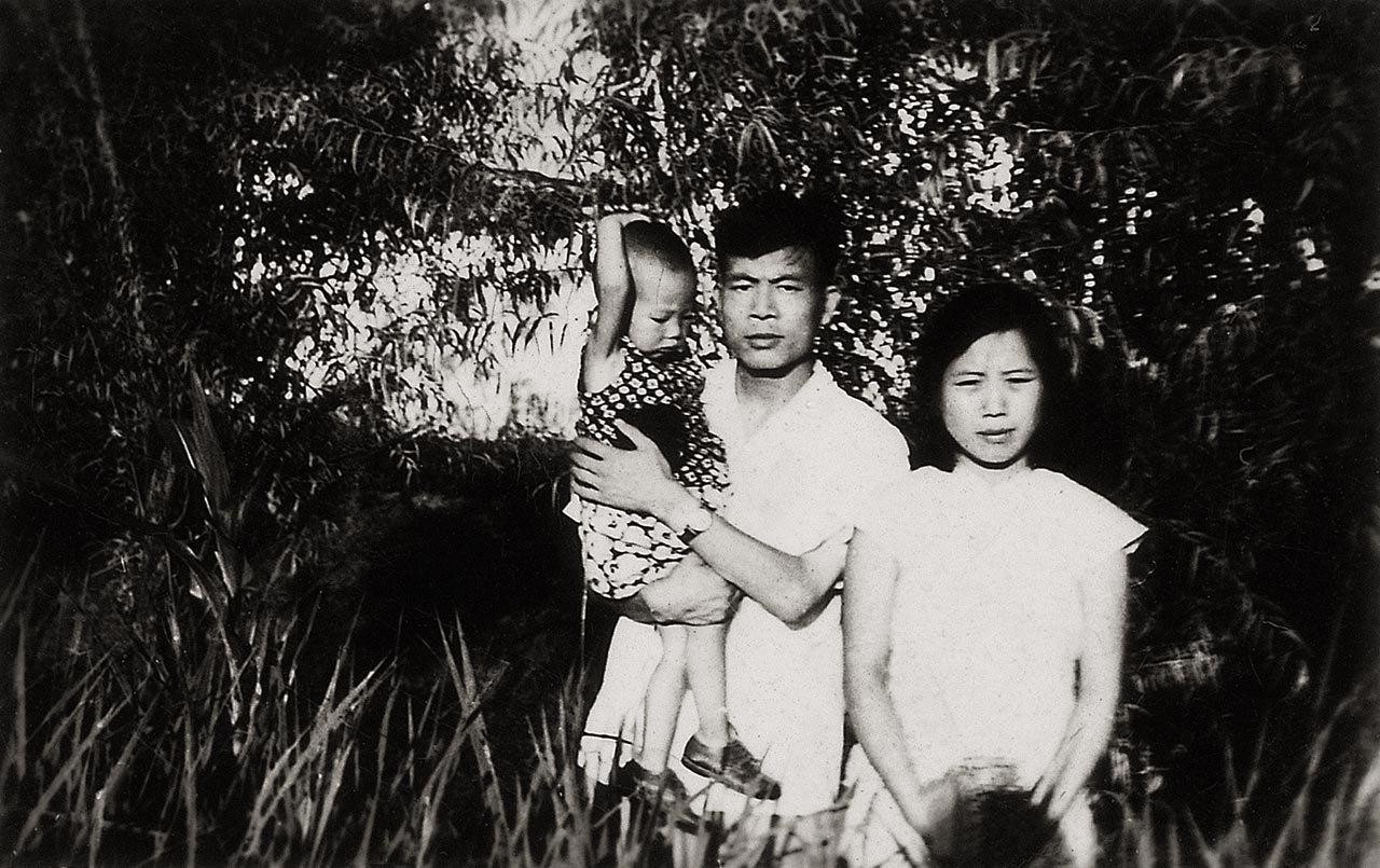 Photograph of Wu Guanzhong, his wife, Zhu Biqin, and their son, Wu Keyu at Yixing, Jiangsu