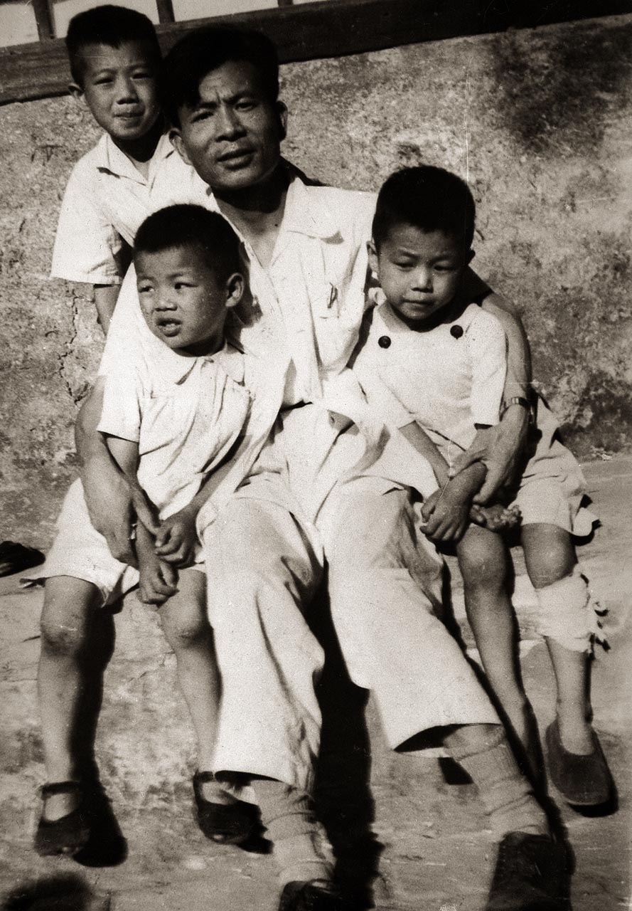 Photograph of Wu Guanzhong, his sons, Wu Keyu, Wu Youhong, and Wu Yiding