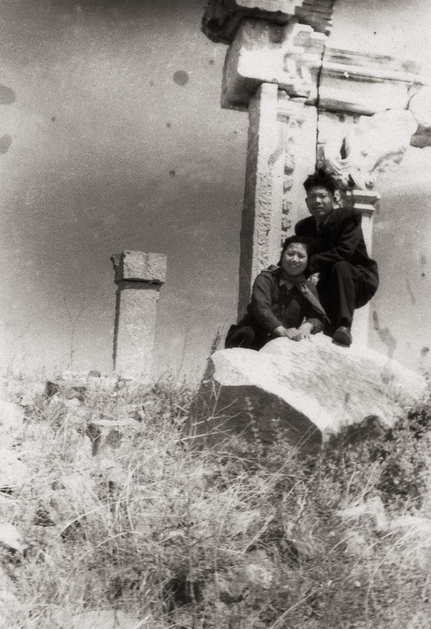 Photograph of Wu Guanzhong and his wife, Zhu Biqin at the Old Summer Palace, Beijing