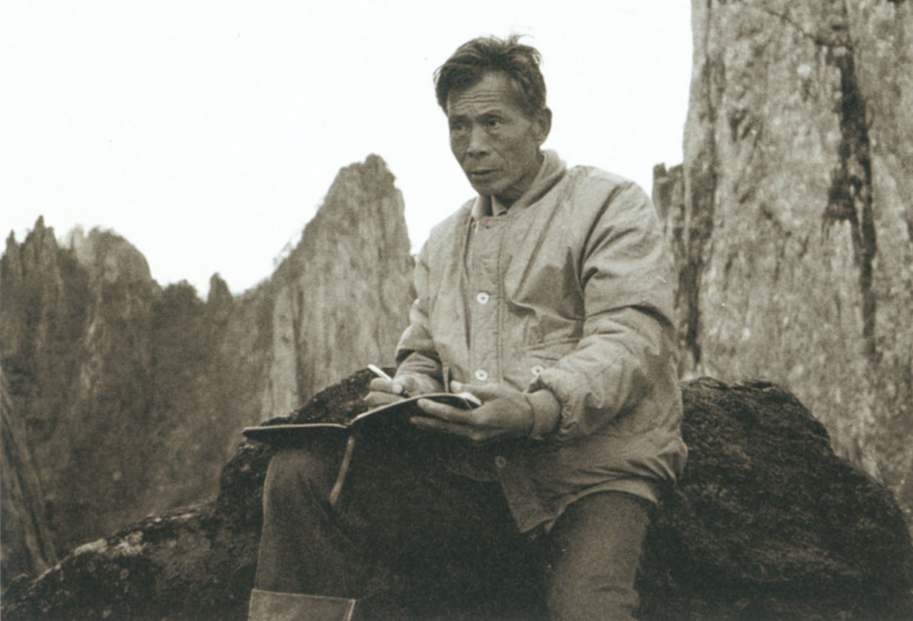 Photograph of Wu Guanzhong sketching at Stone Forest, Yunnan