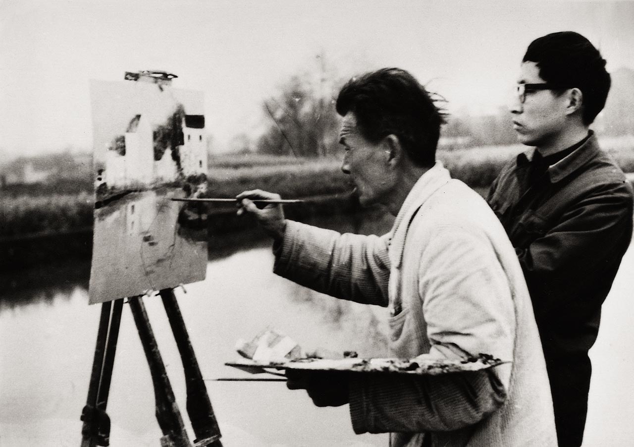 Photograph of Wu Guanzhong and students at Jiangnan, China