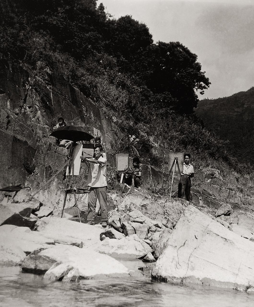 Photograph of Wu Guanzhong with students on an outdoor painting trip to Guangxi's Guilin and Nanning areas