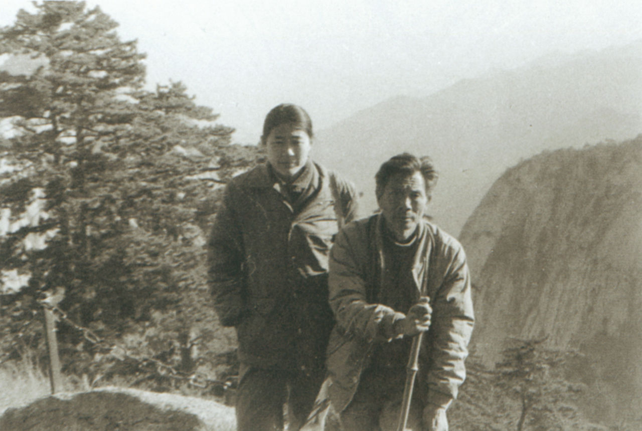 Photograph of Wu Guanzhong with his sole postgraduate student, Zhong Shuheng, at Canglong Ridge, Huashan