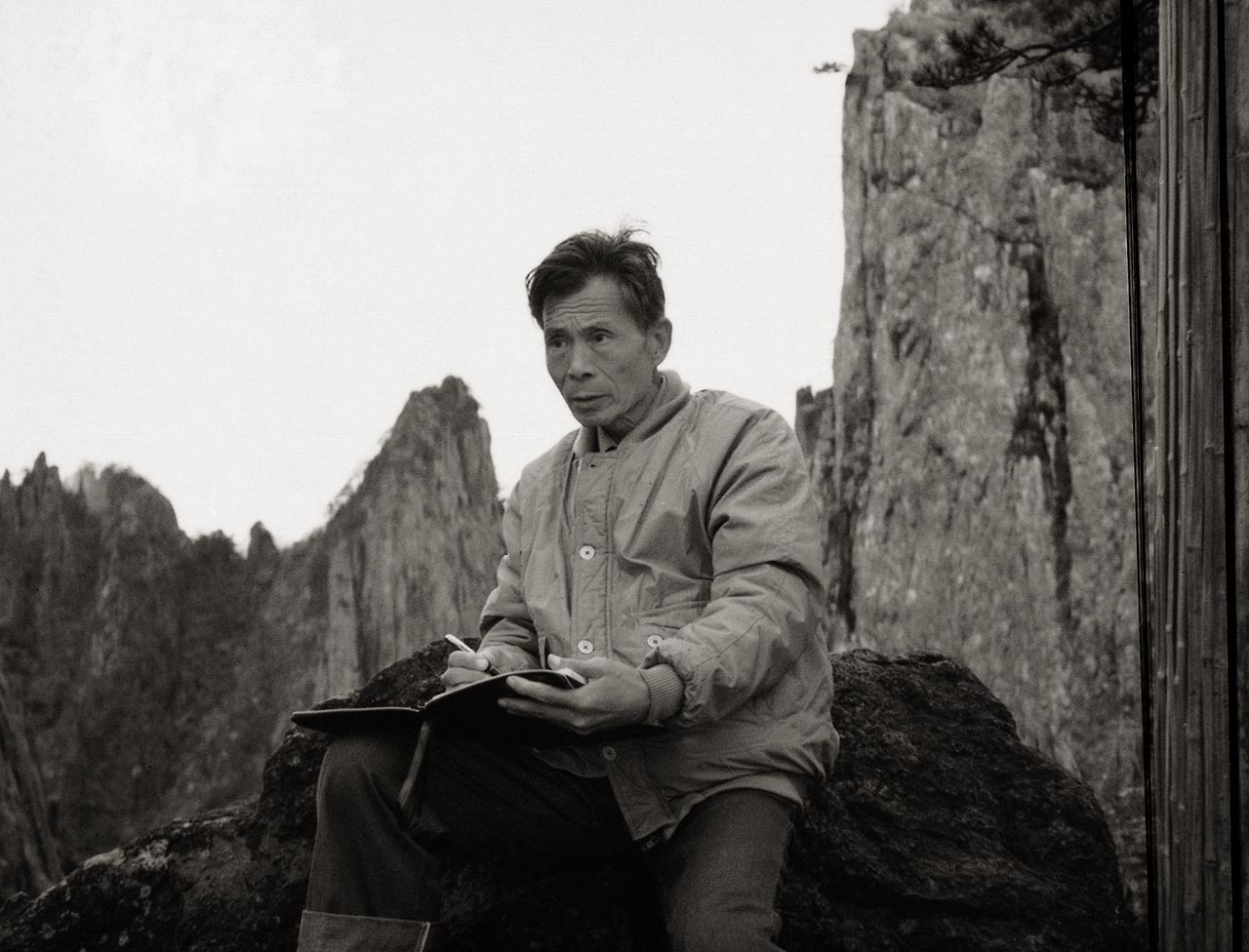 Photograph of Wu Guanzhong sketching at Huashan