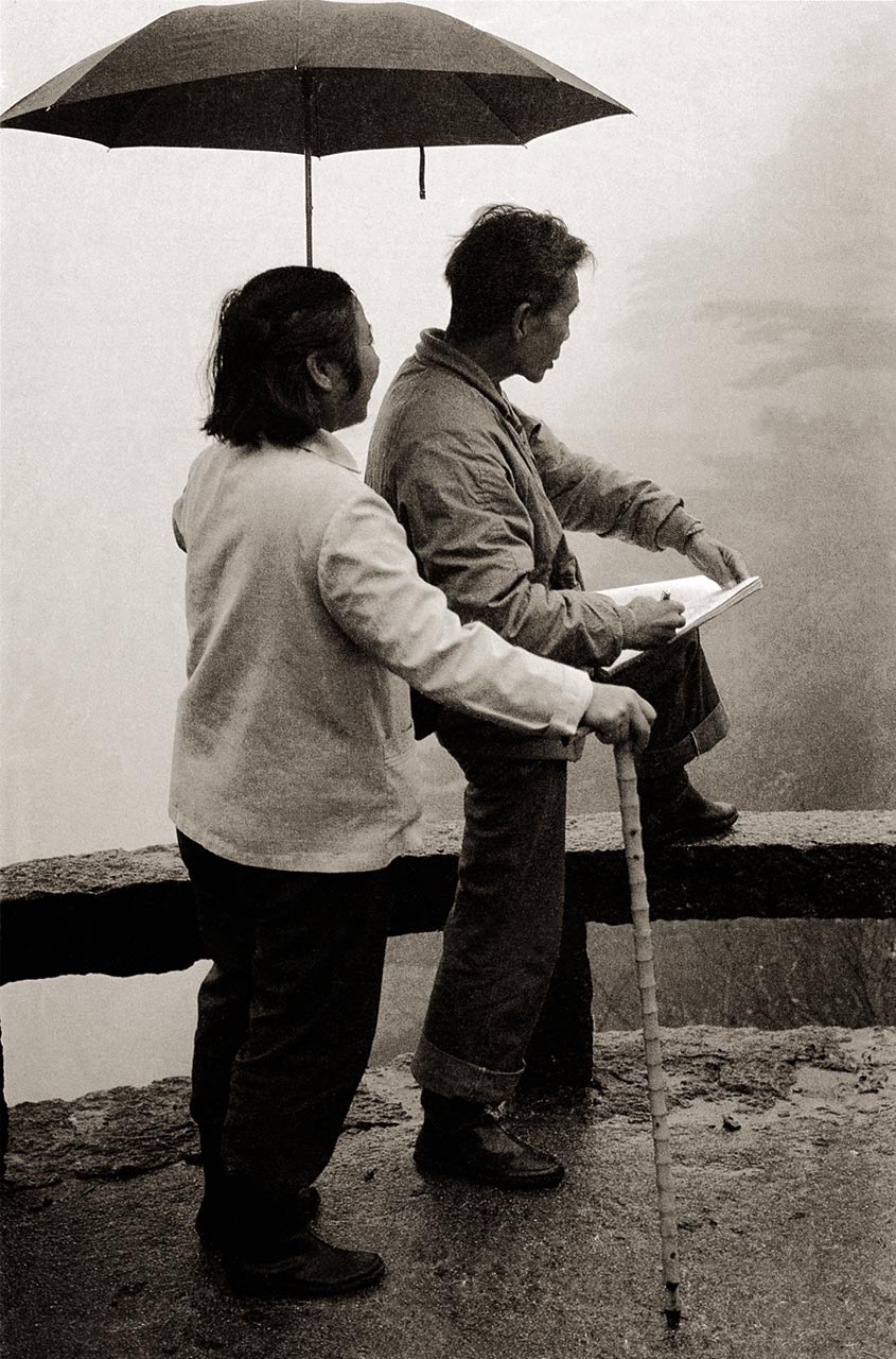 Photograph of Wu Guanzhong and his wife, Zhu Biqin at Huangshan