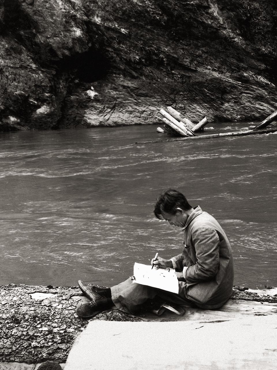 Photograph of Wu Guanzhong sketching at the mountains in Muli, Sichuan