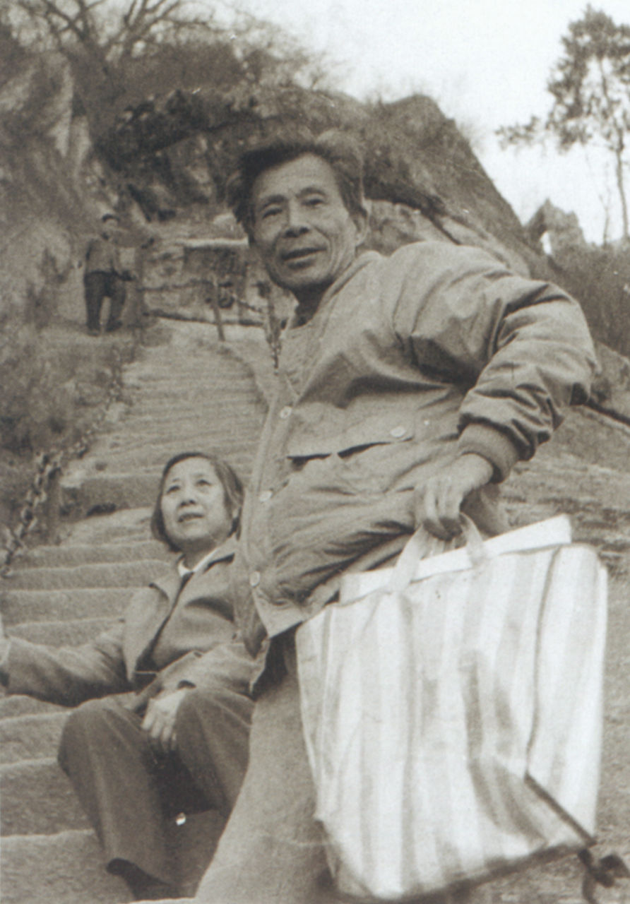 Photograph of Wu Guanzhong and his wife, Zhu Biqin at the Longmen Grottoes, Henan