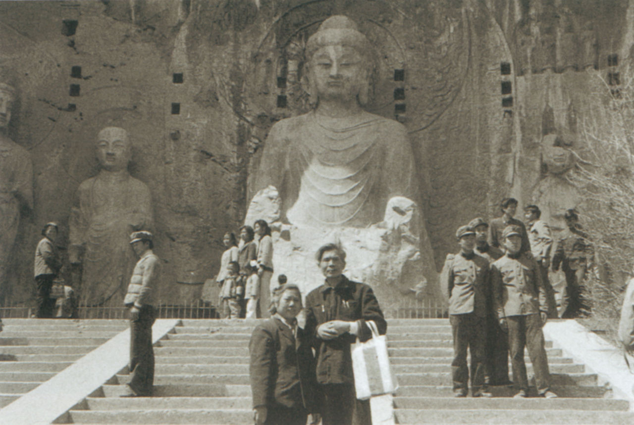Photograph of Wu Guanzhong and his wife, Zhu Biqin at the Longmen Grottoes, Henan