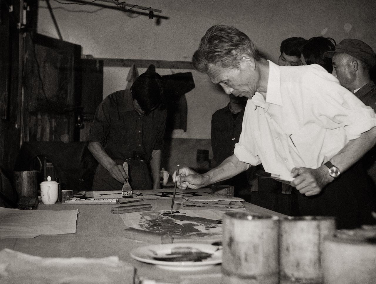 Photograph of Wu Guanzhong coaching local painters in Jiang'an at Sichuan Province