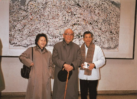 Photograph of Wu Guanzhong with Li Keran and his wife, Zou Peizhu, at Wu's exhibition titled "吴冠中新作展"