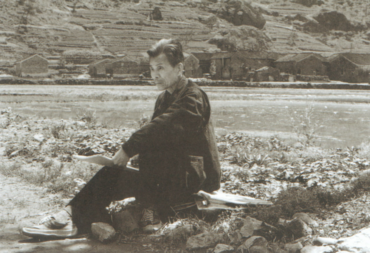 Photograph of Wu Guanzhong sketching at Jiuzhai Valley, Sichuan