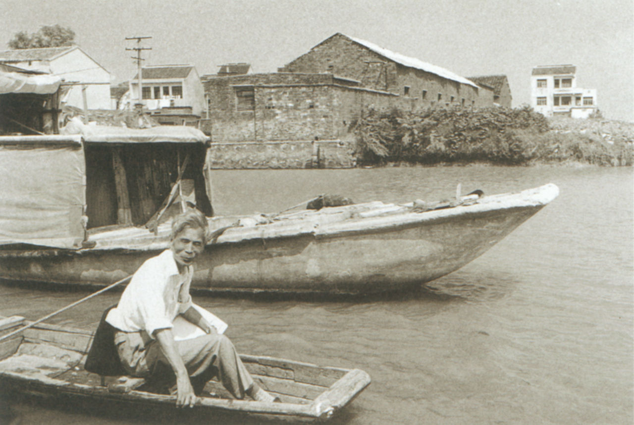 Photograph of Wu Guanzhong on an outdoor drawing trip to Zhouzhuang in Suzhou