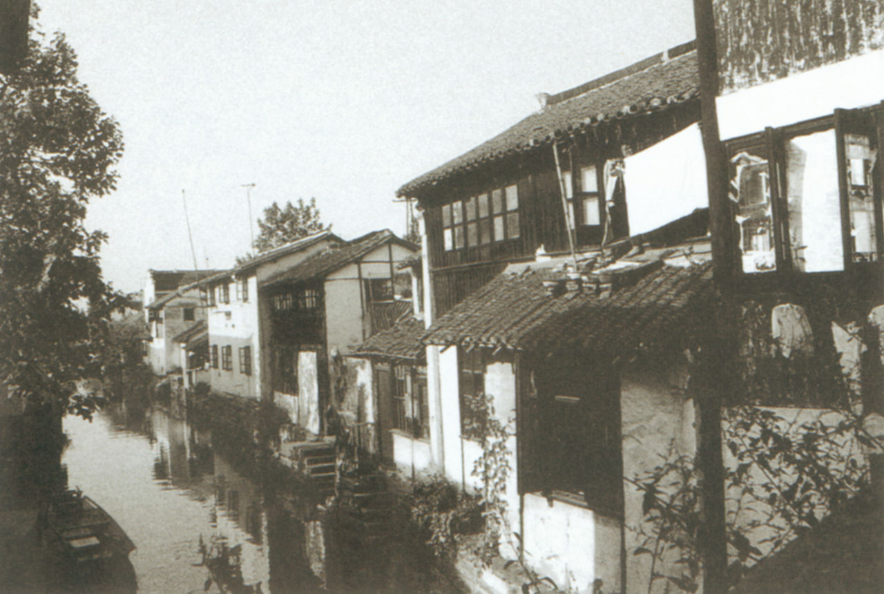 Photograph of Wu Guanzhong at Zhouzhaung, Jiangsu