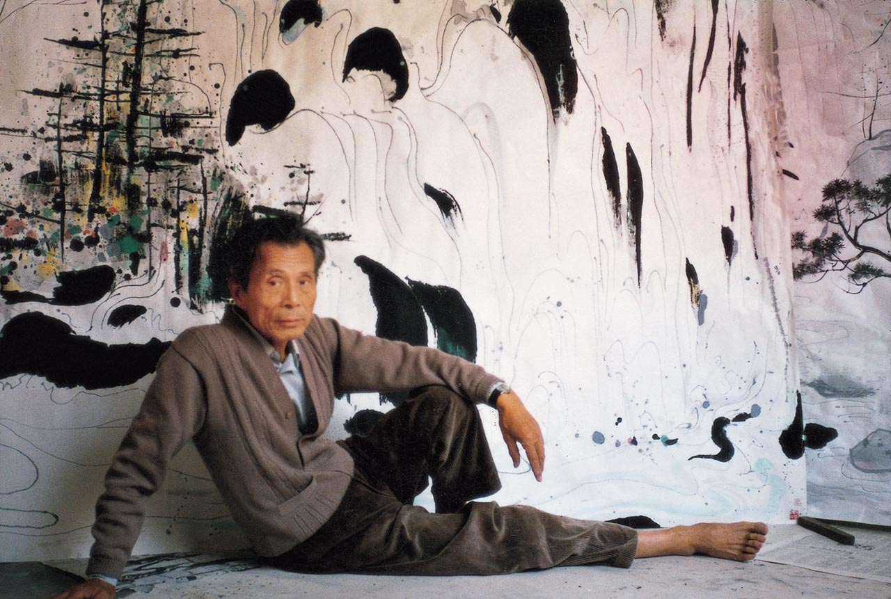 Photograph of Wu Guanzhong before his painting "九寨沟"